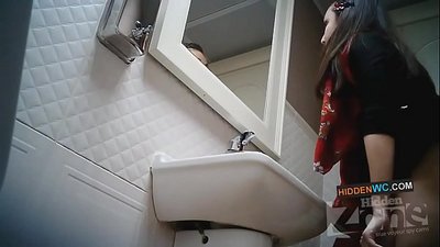 عورتن جي غسل خاني ۾ لڪيل ڪئميرا فوٽيج (1)
