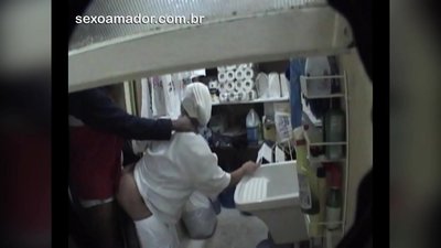موٽو بوائي ريسٽورنٽ ۾ صفائي ڪندڙ عورت سان ترسيل جي وچ ۾ جنسي تعلق رکي ٿو