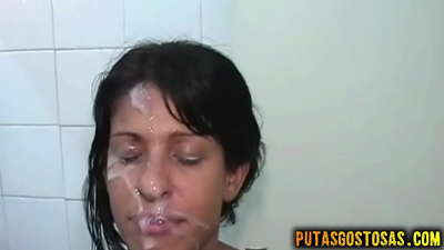 نوجوان brunette هن جي منهن تي سهڻي حاصل ڪرڻ کان اڳ زباني ۽ مقعد جنسي هئي