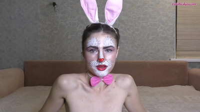 Sexy Bunny نرميءَ سان BFF جي وڏي ڊڪ کي چوسي ٿو