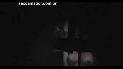 بلنڊي ڳجهي طور تي هڪ پاڙيسري ويرور طرفان ڳجهي طور تي وڊيو ٽيپ ڪئي وئي آهي لڪايل سرن جي پويان