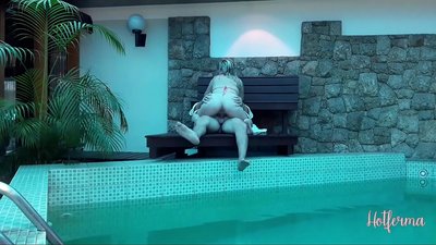 باس نوڪر کي تلاء ۾ دعوت ڏئي ٿو، پر گرم مزاحمت نه ڪري سگهيو