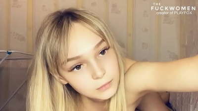 بي سڪون اسڪول جي ڇوڪري ڪلاس ميٽ کي دلڪش زباني ڪريم پي ڏئي ٿي