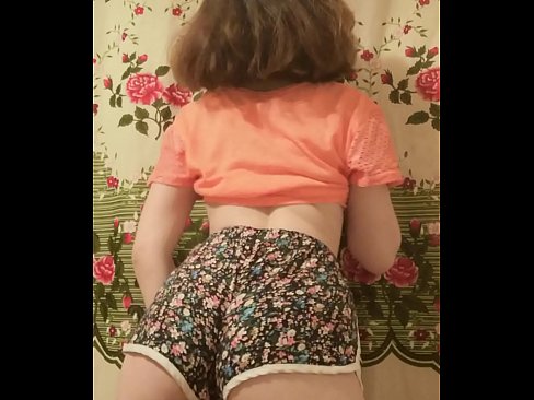 ❤️ سيڪسي نوجوان بيبي پنهنجي شارٽس کي ڪئميرا تي هٽائيندي ❤️